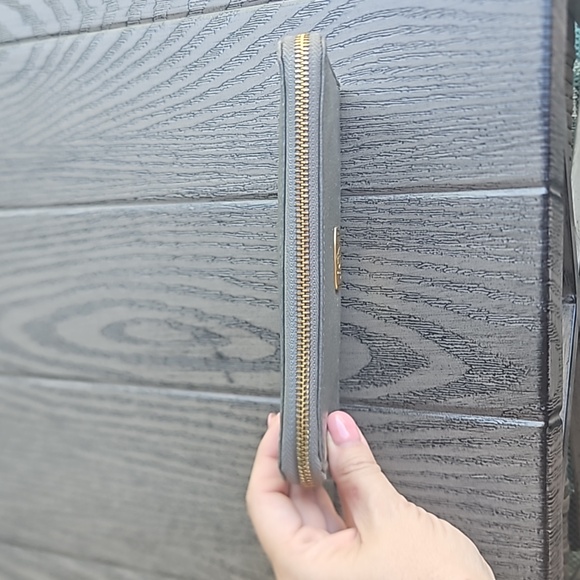 Joy Mangano Gray Leather Zip Around Wallet - Picture 2 of 12